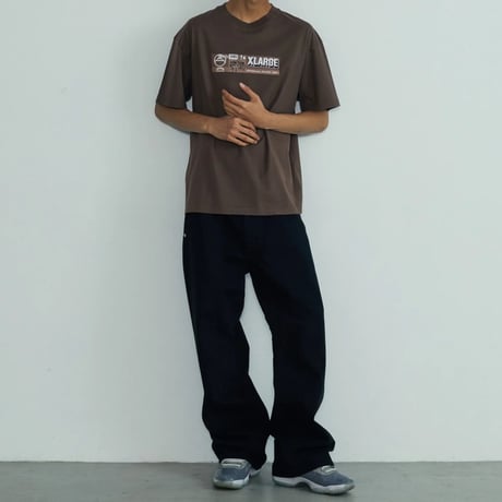XLARGE | PRODUCTION LOGO S/S TEE(BROWN)