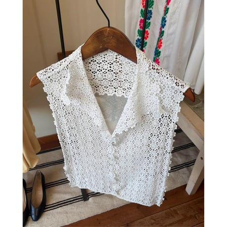 60s-70s white floral lace over blouse