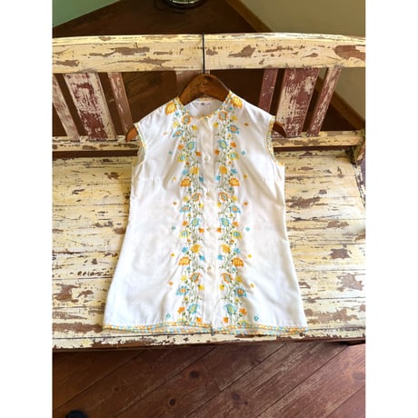 embroidery sleeveless blouse