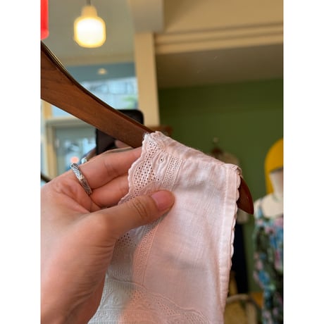 embroidery sleeve less dress
