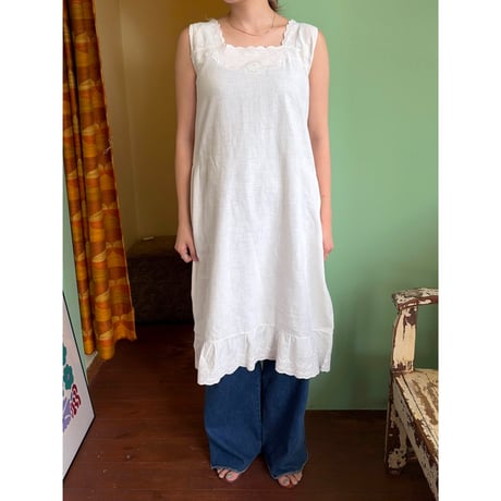 embroidery sleeve less dress