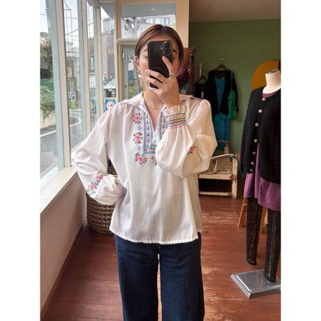 embroidery blouse　⚪️