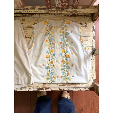 embroidery sleeveless blouse