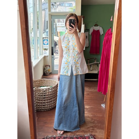 embroidery sleeveless blouse