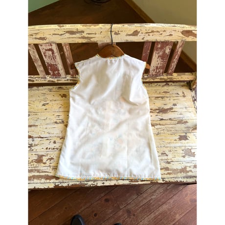 embroidery sleeveless blouse