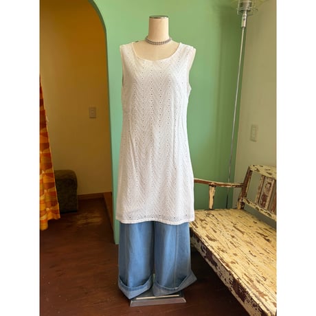 sleeve less cutwork lace dress