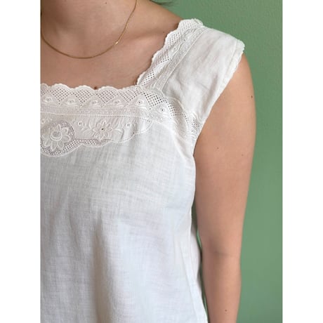 embroidery sleeve less dress