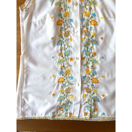 embroidery sleeveless blouse