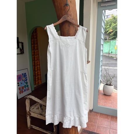 embroidery sleeve less dress