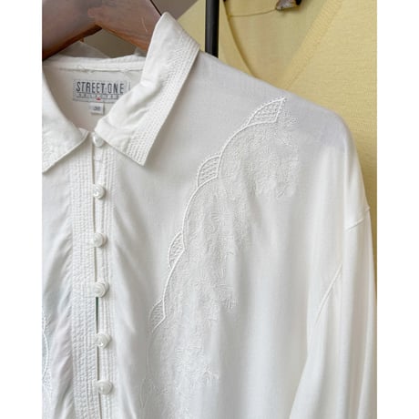 embroidery shirt 　⚪️