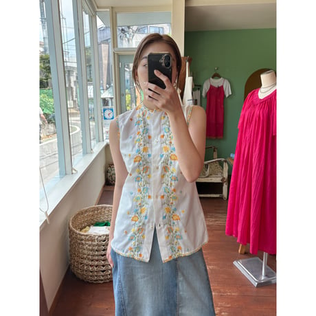 embroidery sleeveless blouse