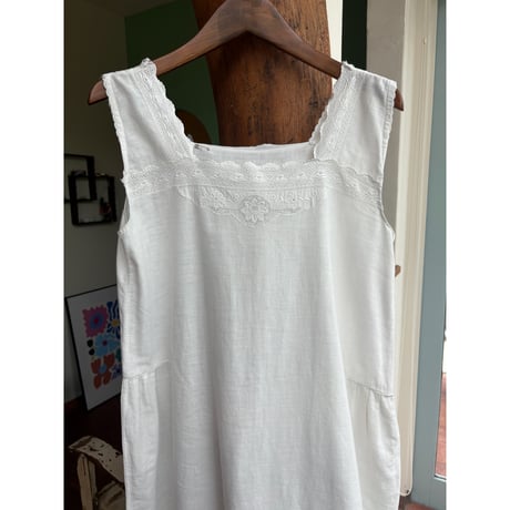 embroidery sleeve less dress