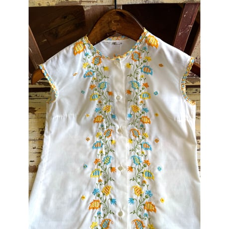 embroidery sleeveless blouse
