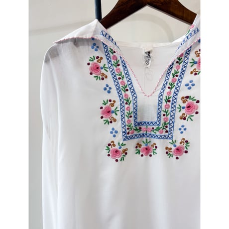 embroidery blouse　⚪️