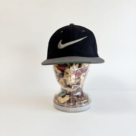 NIKE BIG SWOOSH TWO-TONE SNAPBACK CAP / BLACK × GRAY  GV-40
