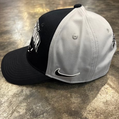 USA買付 NIKE DUKE BLUE DEVILS 2025 NCAA FINAL FOUR SNAPBACK CAP BLACK / GRAY　 N-216