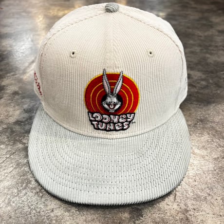 USA買付 NEW ERA × LOONEY TUNES 9FIFTY CORDUROY BUGS BUNNY  CREAM / GRAY　NEWERA-108