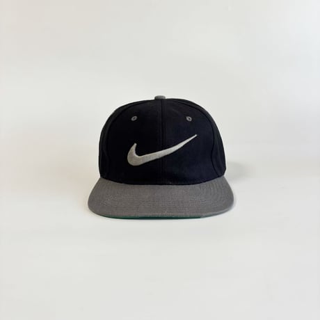 NIKE BIG SWOOSH TWO-TONE SNAPBACK CAP / BLACK × GRAY  GV-40
