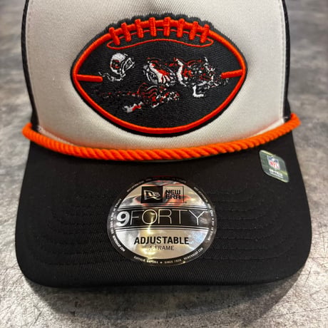USA買付　NEW ERA NFL Tampa Bay Buccaneers 9FORTY A-Frame Rope Trucker Cap – Cream/Black　NEWERA-95
