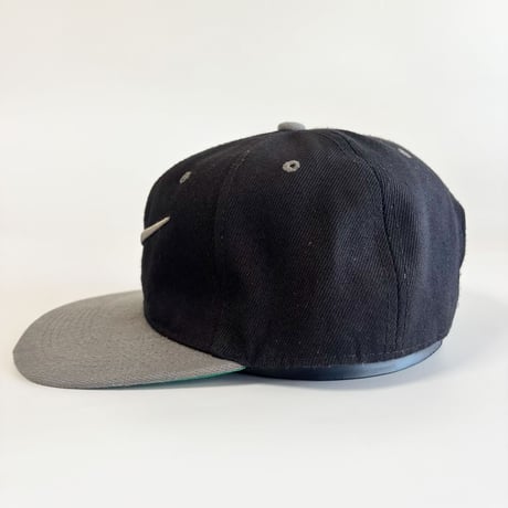 NIKE BIG SWOOSH TWO-TONE SNAPBACK CAP / BLACK × GRAY  GV-40