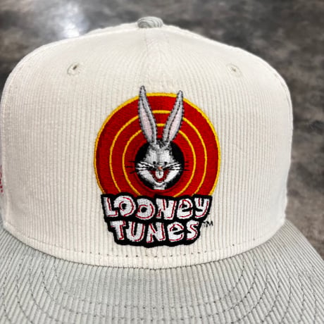 USA買付 NEW ERA × LOONEY TUNES 9FIFTY CORDUROY BUGS BUNNY  CREAM / GRAY　NEWERA-108