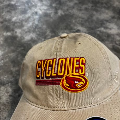 USA買付 IOWA STATE CYCLONES TOP OF THE WORLD SLICE ADJUSTABLE CAP – KHAKIBEIGE　US-93