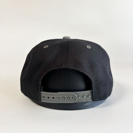 NIKE BIG SWOOSH TWO-TONE SNAPBACK CAP / BLACK × GRAY  GV-40