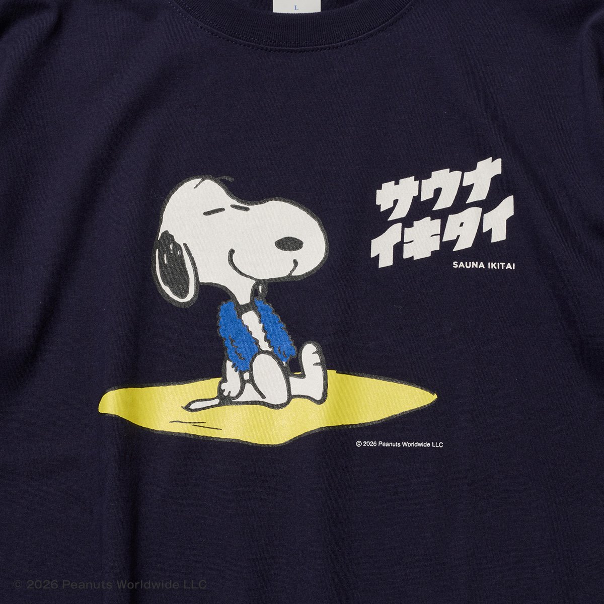 PEANUTS×サウナイキタイ ロゴ Tシャツ（ネイビー） | サウナイキタイSTORE