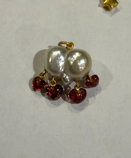 Hima ヒマ 22kgold 南洋バロック真珠 Peachy Kiss チャーム