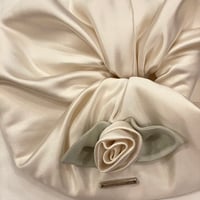 【 Kanako Tamura 】 Satin Rose Scrunchie