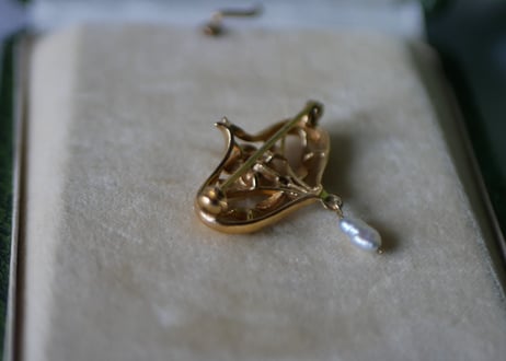 パールが揺れる　ヴィンテージブローチ　フランスブロカント　ヴィンテージアクセサリー