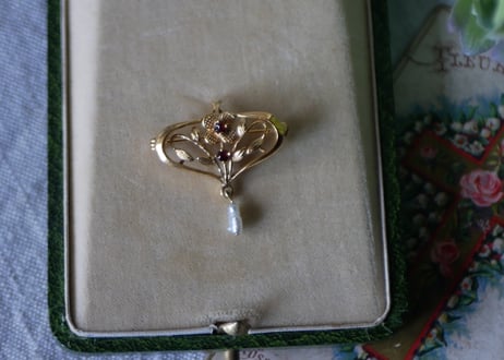 パールが揺れる　ヴィンテージブローチ　フランスブロカント　ヴィンテージアクセサリー