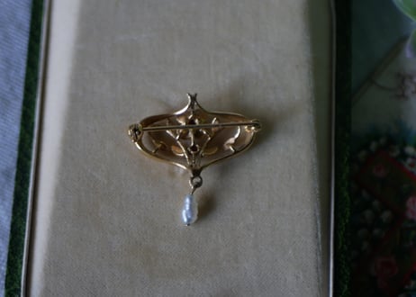 パールが揺れる　ヴィンテージブローチ　フランスブロカント　ヴィンテージアクセサリー