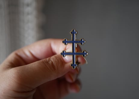 ロレーヌ十字　ブルー　アンティークブローチ　フランスアンティーク　ブロカントのある暮らし