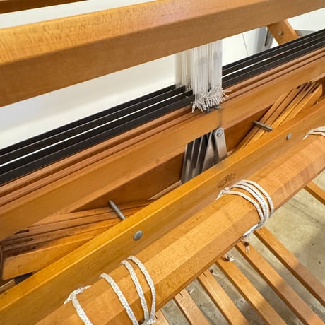 【※別途送料要・A262】<Schact spindle> ジャッキ式織機 織幅90cm  踏板6枚 綜絖4枚