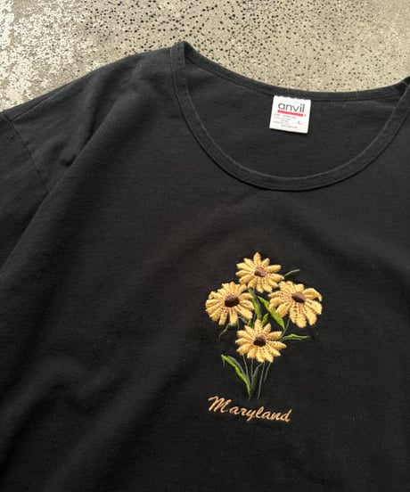 90s “anvil” flower embroidery t-shirt -made in USA-