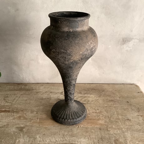 Schindapsus picts”Trebie" with Vintage Goblet Black Planter cover (ヴィンテージミュール鉢カバー付きスキンダプサス・トレビー)