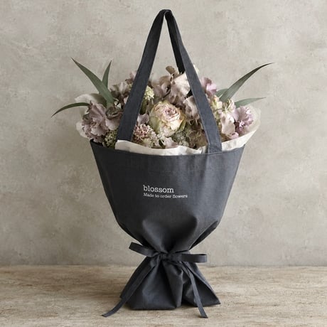 おまかせブーケEX&フラワートート"Bouquet EX & Tote by blossom"(*中国/四国地方を除く本州地域・冬季限定11月3日〜11月30日着の*配達指定)