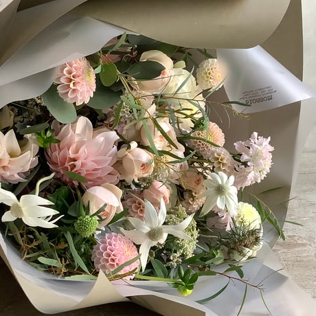 おまかせブーケEX&フラワートート"Bouquet EX & Tote by blossom"(*中国/四国地方を除く本州地域・冬季限定11月3日〜11月30日着の*配達指定)