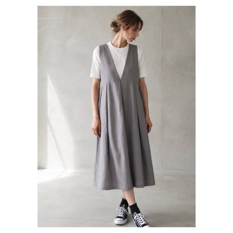 くるみボタンがアクセント！後ろ姿が綺麗なコットンリネンワンピース／前後2wayタックリネンジャンパースカート／シルバーグレー