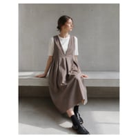 くるみボタンがアクセント！後ろ姿が綺麗なコットンリネンワンピース／前後2wayタックリネンジャンパースカート／ブラウンオリーブ