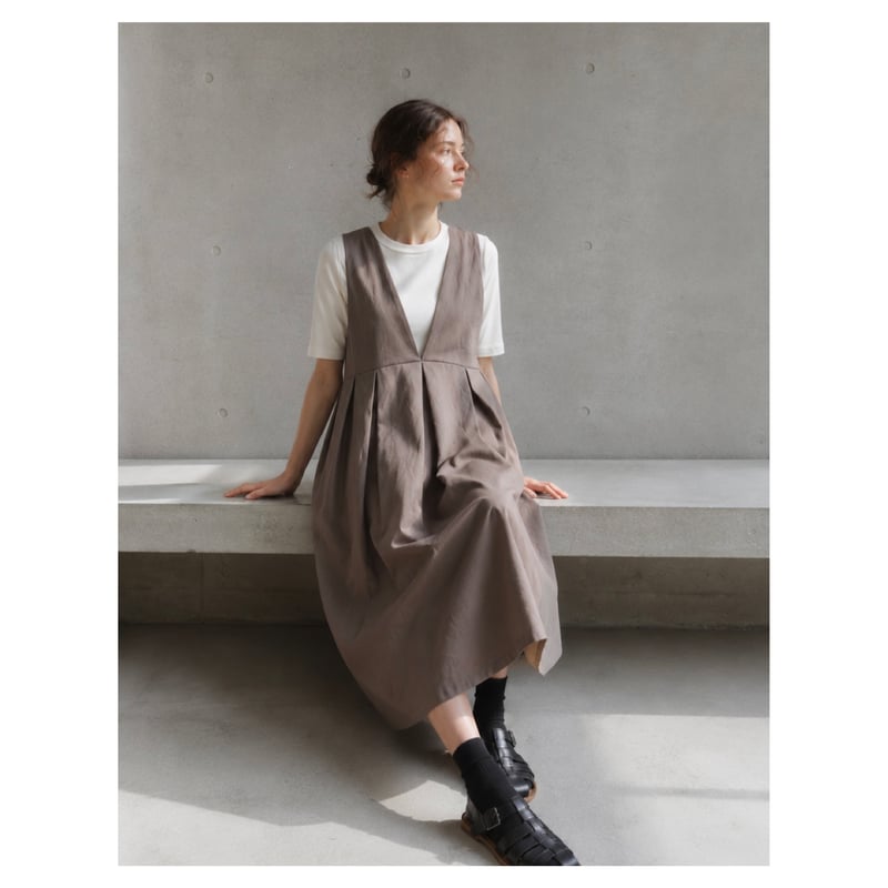 くるみボタンがアクセント！後ろ姿が綺麗なコットンリネンワンピース