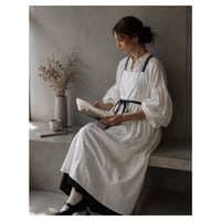 そのままお出かけリネンギャザーエプロン／おうち時間もお洒落に過ごすコットンリネンエプロン／ホワイト×チャコール