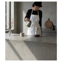 岡山児島デニムで魅せる、前スリット美シルエット6オンスソフトデニムエプロンドレス／エプロンワンピース／オフホワイト