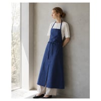岡山児島デニムで仕立てた、前スリット美シルエットライトオンスソフトデニムエプロンドレス／エプロンワンピース／ブルー