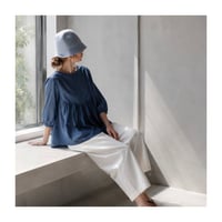 児島デニム極薄3.5オンスふわふわデニムで魅せる、ギャザーたっぷりパックリボントップス／ブルー