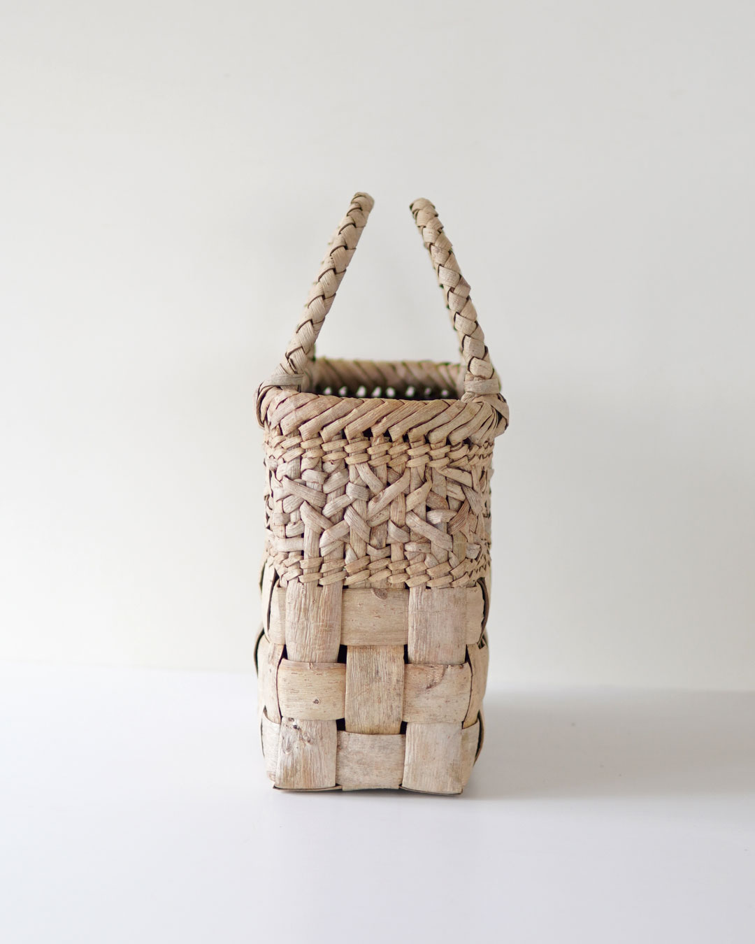 山胡桃、乱れ編み手付き籠　30×14×25（cm）未使用 表皮 乱れ編みとフト編み』胡桃樹皮のかごバッグ 横幅22cm (オズのかご