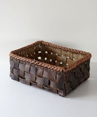 雑誌が収まる 36cm×27cm 沢胡桃 置き籠 平織り 裏皮 縁は山葡萄(オズのかごバッグ)