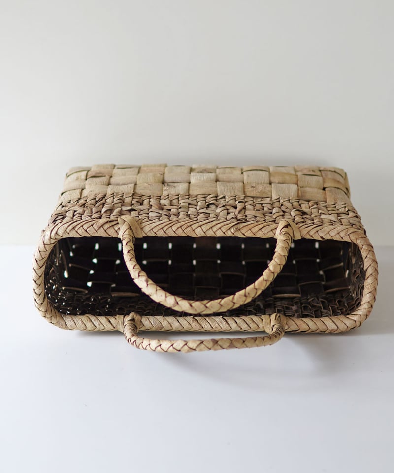 山胡桃、乱れ編み手付き籠　30×14×25（cm）未使用 表皮 乱れ編みとフト編み』胡桃樹皮のかごバッグ 横幅33cm (オズのかご