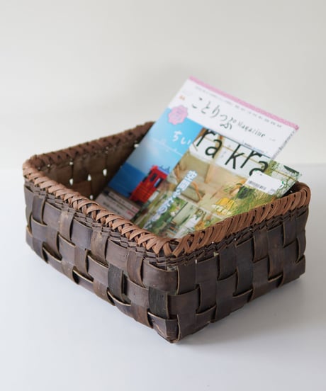 雑誌が収まる 36cm×27cm 沢胡桃 置き籠 平織り 裏皮 縁は山葡萄(オズのかごバッグ)